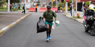 Foto de un hombre participante de la primera carrera ambiental 'Plogging' en Bogotá.