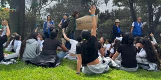 Foto de 360 niñas entre los 5 y 12 años de colegios públicos de la localidad de Santa Fe en el parque Mundo Aventura.
