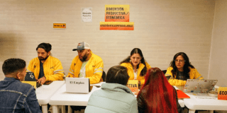 Imagen de funcionarias de Integración Social en una mesa