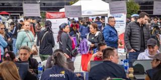 Foto de bogotanos y bogotanas accediendo a servicios de la Agencia Distrital de Empleo.