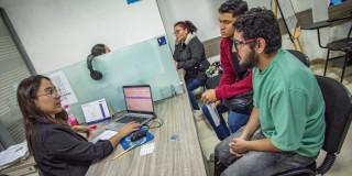 Foto de bogotanos y bogotanas accediendo a servicios de la Agencia Distrital de Empleo de Bogotá..