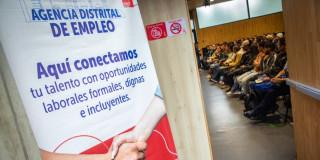 Foto de bogotanos y bogotanas accediendo a servicios de la Agencia Distrital de Empleo.