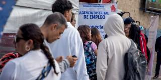 Foto de bogotanos y bogotanas accediendo a servicios de la Agencia Distrital de Empleo de Bogotá.