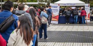 Foto de bogotanos y bogotanas accediendo a servicios de la Agencia Distrital de Empleo.