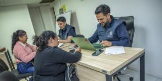 Foto de bogotanas accediendo a servicios de la Agencia Distrital de Empleo de Bogotá.