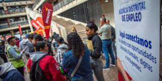 Foto de bogotanos y bogotanas accediendo a servicios de la Agencia Distrital de Empleo.