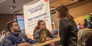Foto de bogotanos y bogotanas accediendo a servicios de la Agencia Distrital de Empleo.