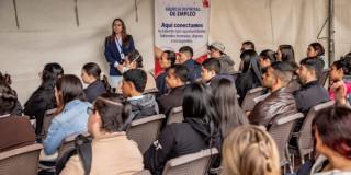 Foto de bogotanos y bogotanas accediendo a servicios de la Agencia Distrital de Empleo.
