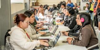 Foto de bogotanos y bogotanas accediendo a servicios de la Agencia Distrital de Empleo en Bogotá.