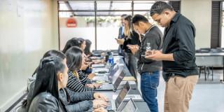 Foto de bogotanos y bogotanas asistentes a una de las Ferias de Empleo en Bogotá.