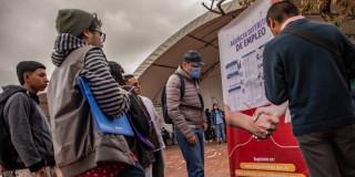 Foto de bogotanos y bogotanas accediendo a servicios de la Agencia Distrital de Empleo.