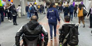 Foto de dos personas en condición de discapacidad en un feria de empleo en Bogotá.