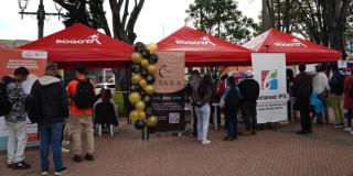 Foto de bogotanos y bogotanas en una Feria de Empleo en Bogotá.