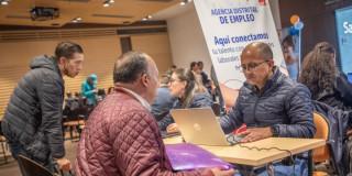 Foto de bogotanos y bogotanas accediendo a servicios de la Agencia Distrital de Empleo de Bogotá.