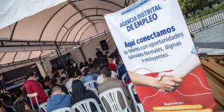 Foto de bogotanos y bogotanas accediendo a servicios de la Agencia Distrital de Empleo en Bogotá.