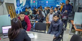 Foto de bogotanos y bogotanas accediendo a la sede de la Agencia Distrital de Empleo en Bogotá.