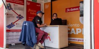 Foto de bogotanos y bogotanas accediendo a servicios de la Agencia Distrital de Empleo.