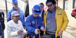 Imagen de un operario de ETB con el secretario de Integración Social y una ciudadana
