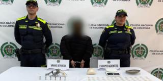 Mujer capturada con dos policías