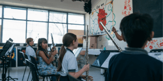 Foto de niños tocando instrumentos musicales 