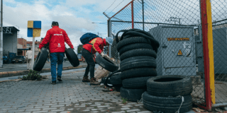 Foto de funcionarios del Distrito en operativo de limpieza