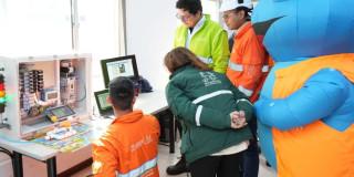 Foto que muestra personas hablando 