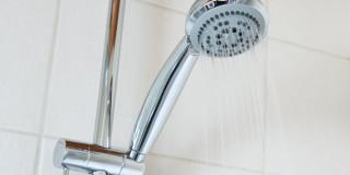 Foto que muestra una regadera en un baño.