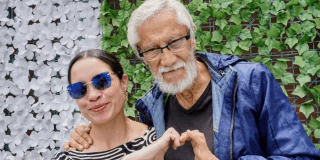 Imagen de una mujer junto a un hombre adulto mayor