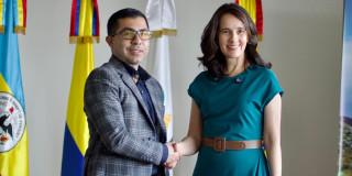 Alfred Ballesteros, director CAR Cundinamarca y Adriana Soto, secretaria de Ambiente