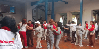 Foto de adultos mayores bailando 