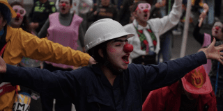 Foto de una persona disfrazada de payaso en una actividad cultural en Bogotá.
