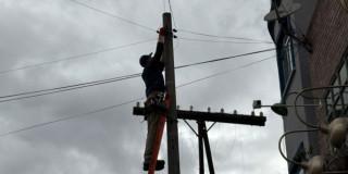 Foto de un trabajador instalando las nuevas alarmas en Antonio Nariño