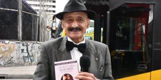 Adulto mayor con su libro 