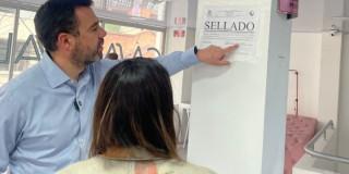 Imagen del alcalde Galán señalando un aviso de sellado. 