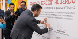 Alcalde Carlos Fernando Galán firmando el acuerdo