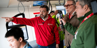 Imagen del alcalde Galán dentro de un vagón del Metro