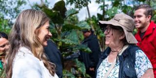 Primera Dama de Bogotá, Carolina Deik, sonriendo con una señora de la comunidad de Suba
