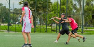 Foto de un entrenamientos de ultimate en parque de Bogotá.