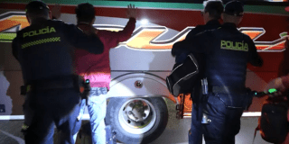 Imagen de policías realizando requisas
