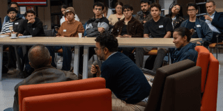 Reunión de personas en evento sobre inteligencia artificial
