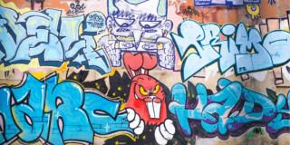 Foto que muestra grafitis