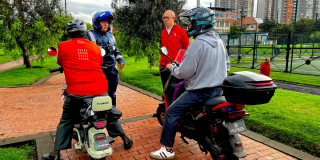 Foto de funcionarios del Distrito en operativo contra conductores de motocicletas en Bogotá.