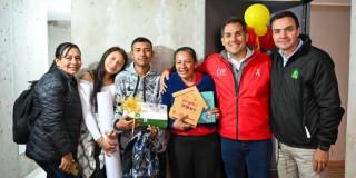 Foto que muestra personas sonriendo 