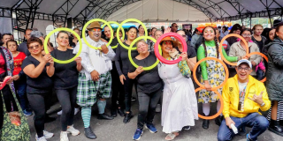 Imagen de personas posando la foto sosteniendo aros