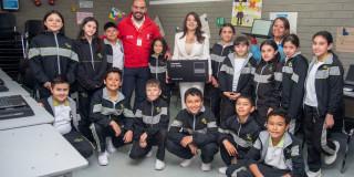 Foto de estudiantes del colegio con el alcalde de la localidad 