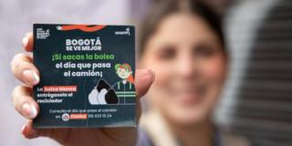 Foto que muestra una persona sosteniendo un volante
