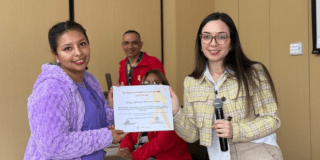 Foto de una mujer recibiendo un certificado 
