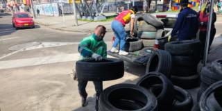 Foto que muestra personas levantando llantas