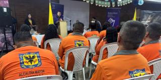 Presos escuchando charla de Hugo Mujica en la Cárcel DIstrital.