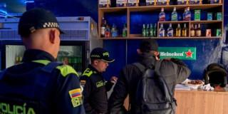 Autoridades en operativo de control a establecimientos comerciales. 